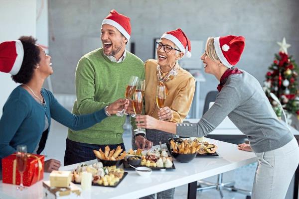 If social situations cause you anxiety, tell yourself you o<em></em>nly need to speak to one person and leave when you’re no lo<em></em>nger havin<em></em>g fun. — Freepik