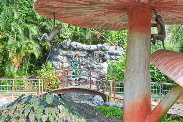 A couple taking pictures at the botanical garden in the heart of the Byculla neighbourhood.