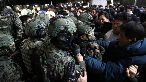 Military co<em></em>nfronts protesters