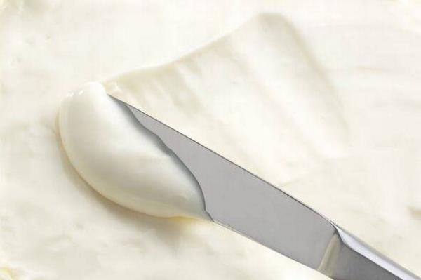 A-knife-swiping-into-some-cream-cheese