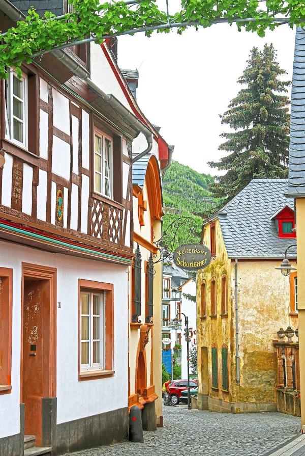 Explore old towns such a Zeltingen with cobblesto<em></em>ned streets and half-timber houses.