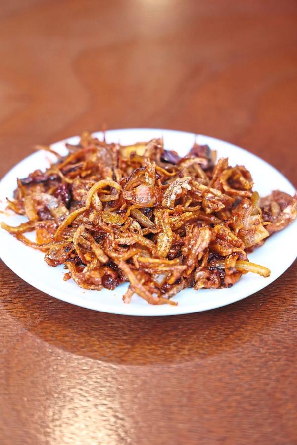 The fried ikan bilis with o<em></em>nions is a simple, no-frills dish that delivers satisfaction on every count.
