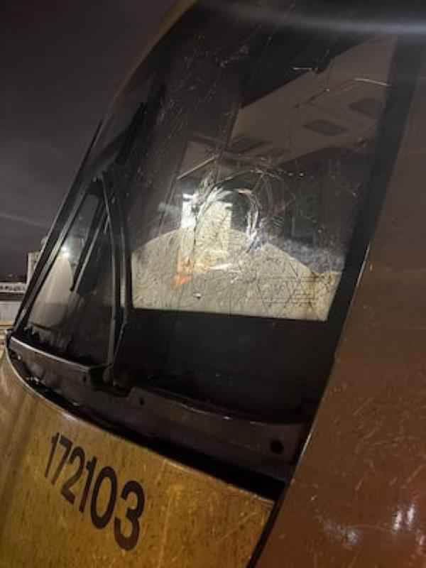 由于火车受损和山体滑坡阻塞了铁路，整个中部地区的铁路服务中断
