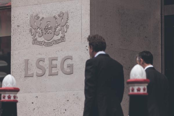 在预算案出台前的抛售之后，投资者纷纷涌入英国股市