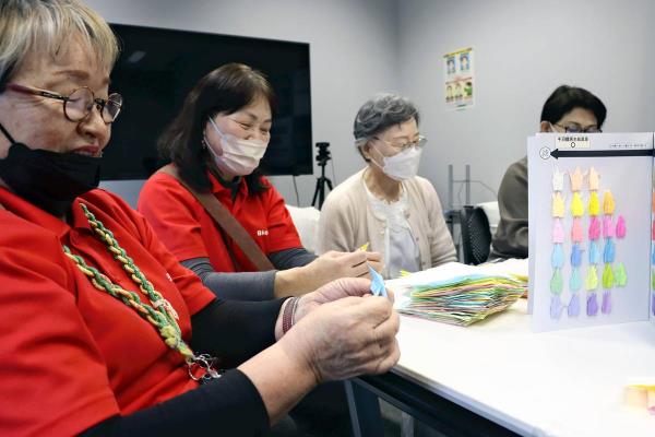 长崎：志愿者团体为原子弹受害者回收许多折纸鹤；以不同的方式传递和平的祝福