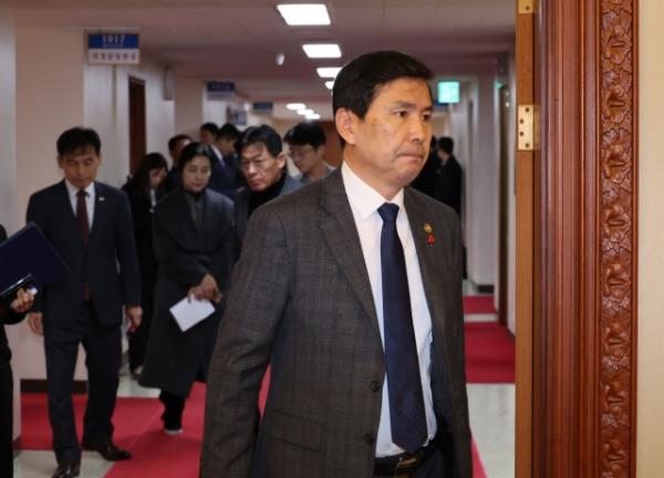 This photo shows acting Defense Minister Kim Seon-ho on Saturday. (Yonhap)
