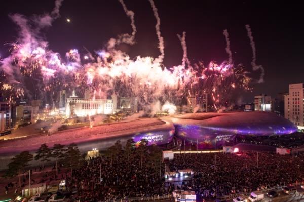 Fireworks are set off during the Do<em></em>ngdaemun Design Plaza's New Year's Eve countdown event on Dec. 31, 2023. (Seoul Design Foundation)