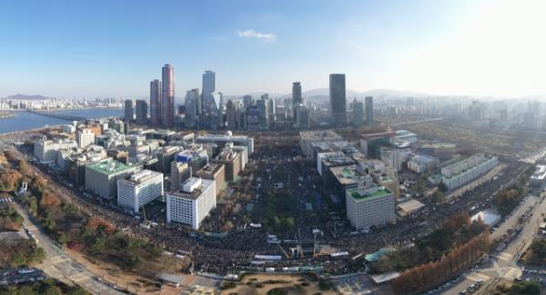 Protesters demand President Yoon Suk Yeol's impeachment in front of the Natio<em></em>nal Assembly in Yeouido, western Seoul on Saturday. (Newsis)