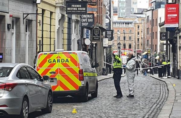 一名男子被指控在寺庙酒吧无故袭击两名下班的gardaí，并抢劫重伤受害者