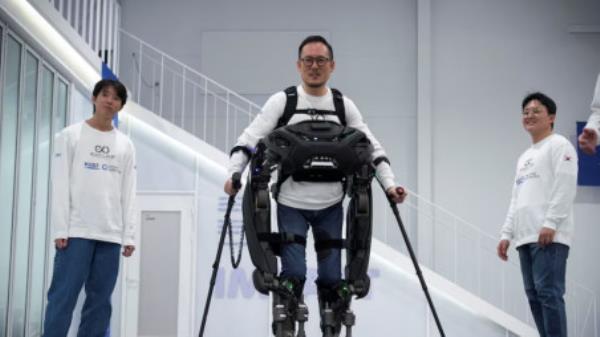 Kim Seung-hwan, who is himself a paraplegic and part of the Exoskeleton Laboratory team at the Korea Advanced Institute of Science and Technology (KAIST), demo<em></em>nstrates the prototype of exoskeleton robot 'WalkON Suit F1' at KAIST in Daejeon, South Korea, November 27, 2024. Photo: REUTERS/Sebin Choi
