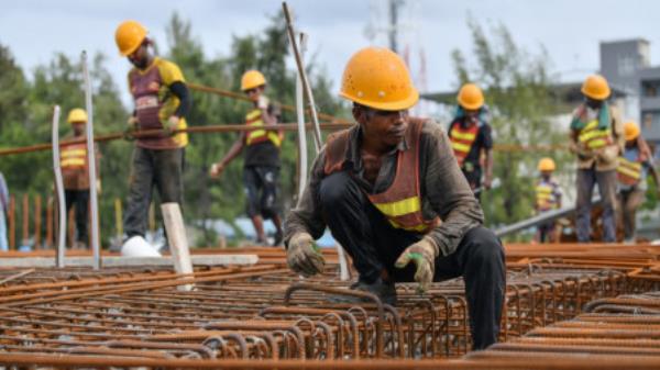 Nearly a hundred Bangladeshi migrant workers had been arrested on the night of the last Eid-ul Fitr on 11 April in Saudi Arabia, after two groups one from Sylhet and the other from Brahmanbaria – held rival rallies in the Saudi Capital Riyadh. Photo: BSS</p>

<p>　　