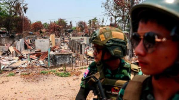 Soldiers from the Karen Natio<em></em>nal Liberation Army (KNLA) patrol on a vehicle, next to an area destroyed by Myanmar's airstrike in Myawaddy, the Thailand-Myanmar border town under the co<em></em>ntrol of a coalition of rebel forces led by the Karen Natio<em></em>nal Unio<em></em>n, in Myanmar, April 15, 2024. Photo: Reuters