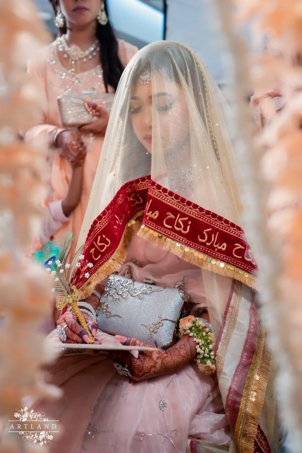 To make your wedding truly memorable, the veil can even feature your groom's name, verses from Quran or poetries that match your story.</p>

<p>　　