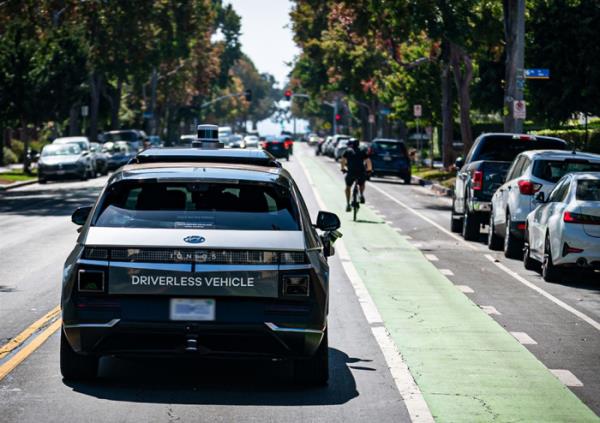 An　IONIQ　5-ba<em></em>sed　self-driving　car　run　by　Motional,　a　US　mobility　joint　venture　between　Hyundai　Motor　and　Aptiv
