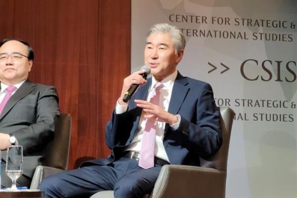 Sung　Kim　(right)　speaks　at　a　forum　held　by　the　Center　for　Strategic　and　International　Studies　in　February　2024　(Courtesy　of　Yonhap)