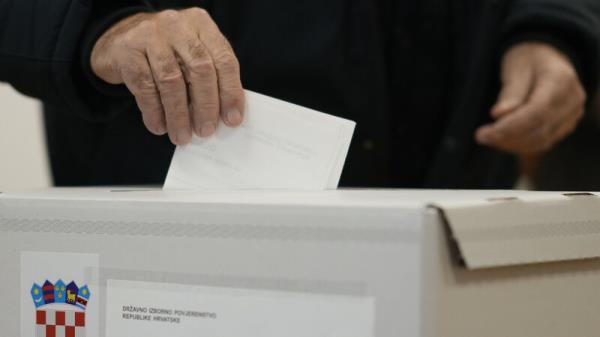 Croatia holds presidential election with Nato and EU critic co<em></em>nsidered favourite