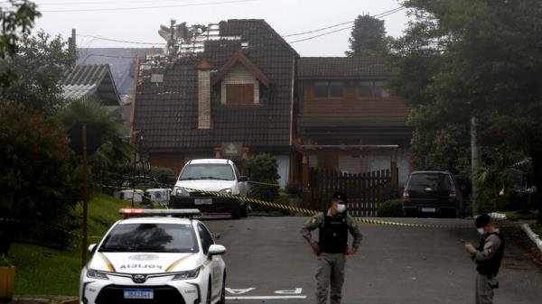 10 killed as small plane crashes in Brazilian town popular with tourists