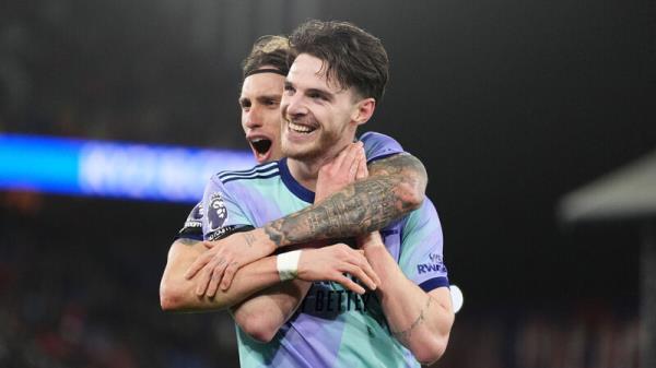 Five-star Arsenal keep pressure on Liverpool with rout of Palace