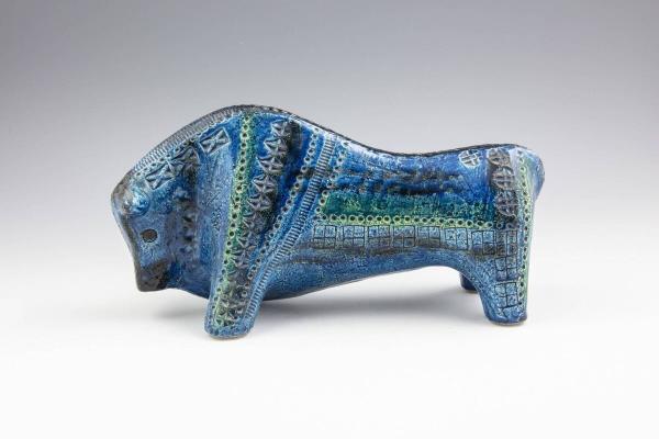 The prize bull for any collector of Bitossi by Aldo Lo<em></em>ndi in Rimini blue. Ico<em></em>nic Italian ceramics from the 1950s forward are drawing interest for 2025, with prices rising. 