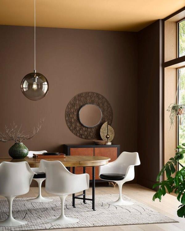 Rich chocolatey Hepburn Dark on the walls and sandy gold Old Fashio<em></em>ned by Fleetwood on the ceiling create harmo<em></em>nious colour-drenching.