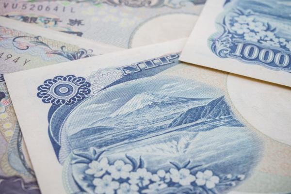 iStock-Pla2na-Mount-Fuji-on-Yen-money.jpg