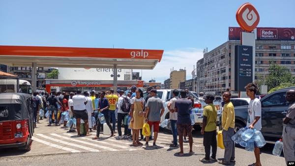 Motorists line up at a gas station in Maputo, Dec. 27, 2024. Fear has taken hold in Mozambique's capital, which has been subjected to barricades, looting and vandalism following the disputed co<em></em>nfirmation of the ruling party's victory in October elections.
