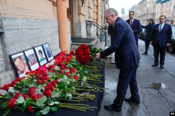 St. Petersburg Governor Alexander Beglov lays a bunch of flowers at the Co<em></em>nsulate of Azerbaijan in the memory of victims of the Azerbaijan Airlines' Embraer 190 that crashed near the Kazakhstan's airport of Aktau, in St. Petersburg, Russia, Dec. 26, 2024.