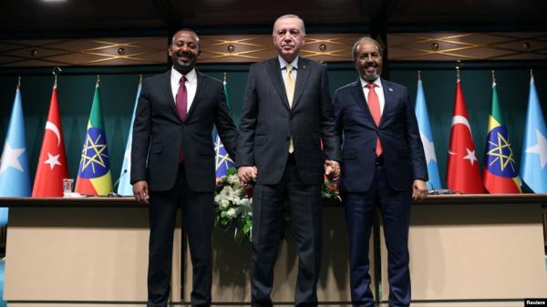Turkish President Tayyip Erdogan (C) poses with Somali President Hassan Sheikh Mohamud (R) and Ethiopian Prime Minister Abiy Ahmed following talks in Ankara, Turkey, Dec. 11, 2024. (Murat Kula/Presidential Press Office/Handout via Reuters) 