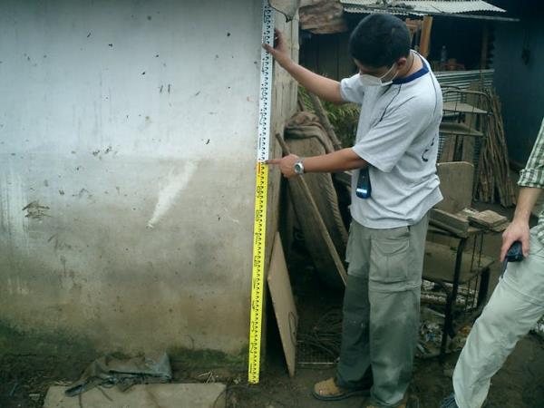Man measures house