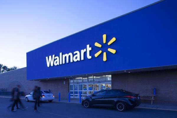 View at Lo<em></em>ngueuil storefront from its parking lot.Walmart is an American public multinatio<em></em>nnal corporation stores and warehouse stores.