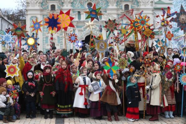 Ukrainians wearing traditio<em></em>nal clothes take part in a Christmas procession at the Sofiivska Square in Kyiv, on December 25, 2024. [Anatolii STEPANOV / AFP]