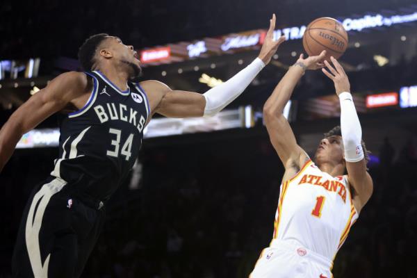 Hawks Bucks Basketball