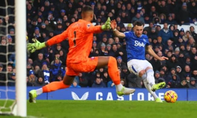 Jack Harrison has a shot saved by Robert Sánchez during the Premier League match between Everton and Chelsea.
