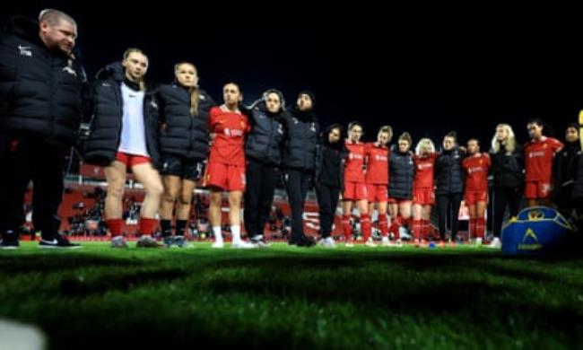 Matt Beard (far left) speaks to his players following the loss against Arsenal