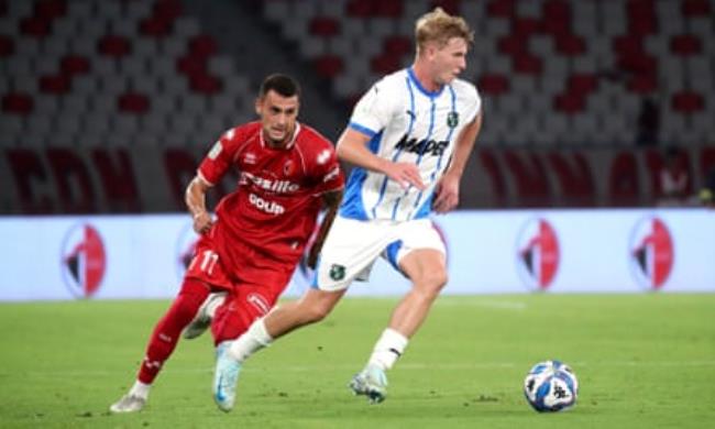 Josh Doig (right) on the ball for Sassuolo