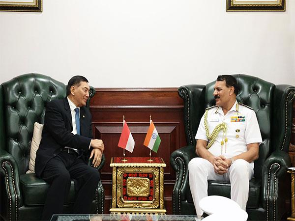 印尼国防部长迪内什·特里帕蒂上将就加强防务关系举行会谈