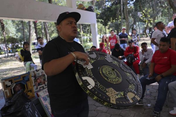 Jo<em></em>nathan Rulleri, the founder of Poleanas Canada Frogs, holds up a poleana board, a game he invented in prison, to be raffled off before the start of a tournament in Mexico City last month. Photo: AP