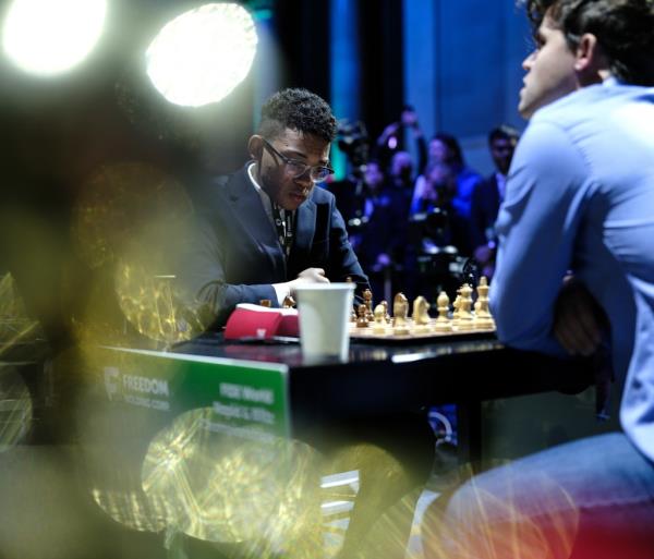 Magnus Carlsen playing against Brewington Hardaways