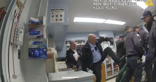 视频片段显示，纽约狱警殴打戴着手铐的男子致死