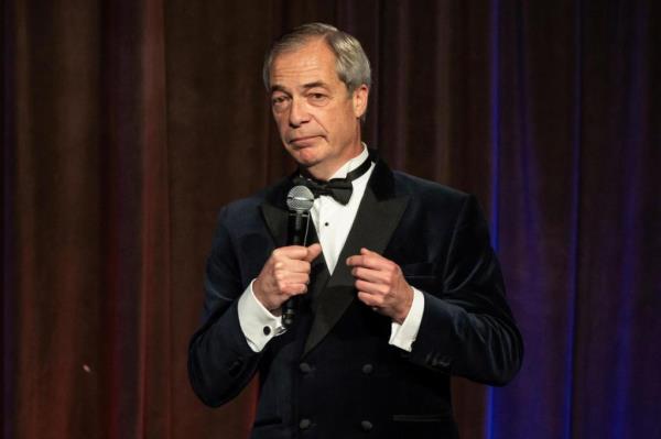 伊隆·马斯克（Elon Musk）考虑资助奈杰尔·法拉奇（Nigel Farage）的民粹主义政党，此举可能会撼动英国政治