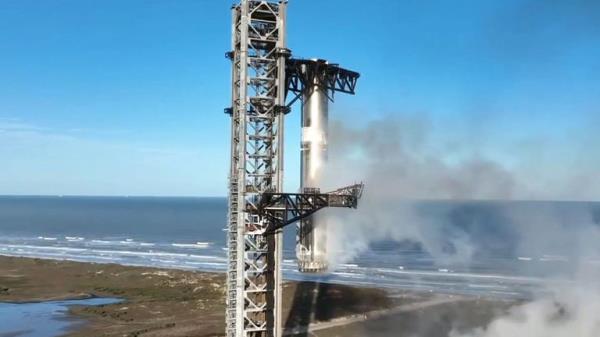 太空探索技术公司的星际飞船火箭在助推器被困在地面后“失去”了几分钟