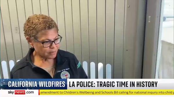 Los Angeles Mayor Karen Bass dodges questions a<em></em>bout raging wildfires