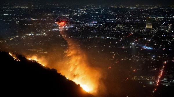 Water is dro<em></em>pped by helicopter on the burning Sunset Fire in the Hollywood Hills.</p>

<p>　　Pic: AP