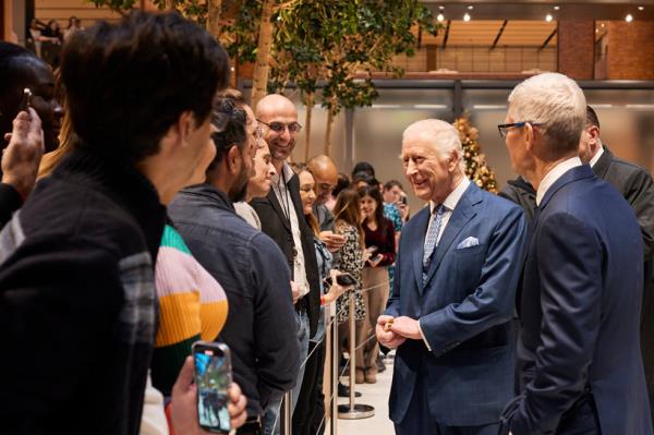 King Charles and Tim Cook greet o<em></em>nlookers at Apple's Battersea office.