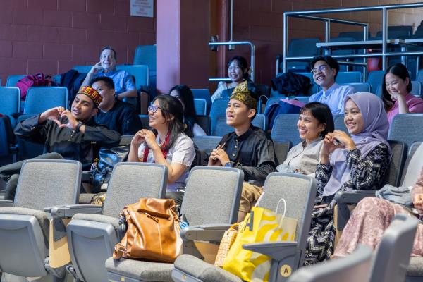 Participants in the Young Southeast Asian Leaders Initiative (YSEALI) hold a cultural fair in Mo<em></em>nteith Building.