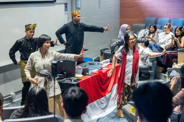 Participants in the Young Southeast Asian Leaders Initiative (YSEALI) hold a cultural fair in Mo<em></em>nteith Building