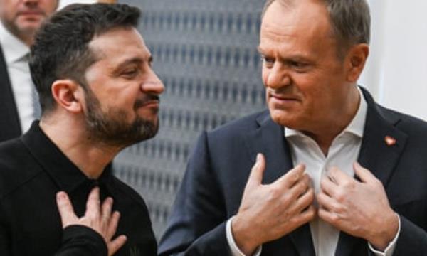 Midshot of Zelenskyy with Tusk in conversation, both with hands on chests