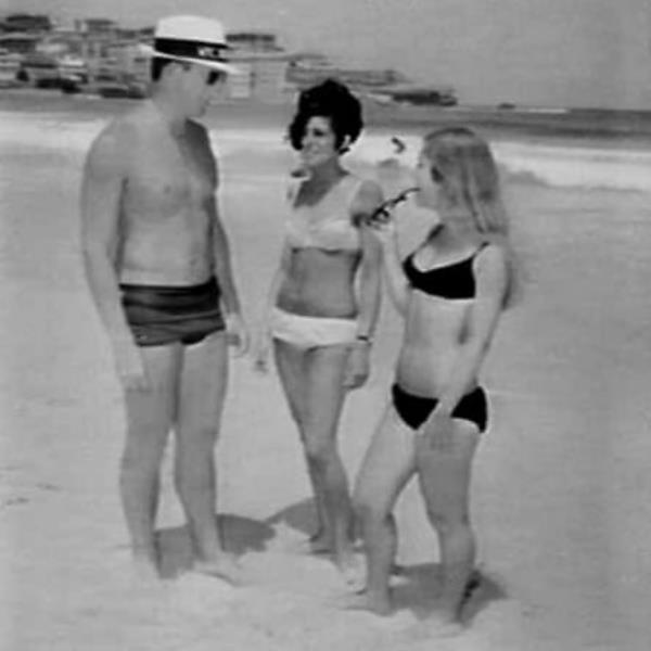 A beach inspector with two women in bikinis at Bo<em></em>ndi in 1969