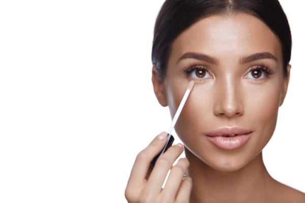 woman applying co<em></em>ncealer makeup