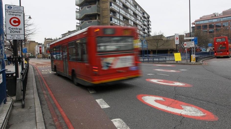 Bus entering co<em></em>ngestion charging zone in London.